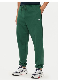 New Balance Spodnie dresowe Essentials MP41519NWG Zielony Relaxed Fit ze sklepu MODIVO w kategorii Spodnie męskie - zdjęcie 181198432