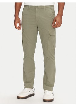 Tommy Jeans Spodnie materiałowe Austin DM0DM20281 Zielony Regular Fit ze sklepu MODIVO w kategorii Spodnie męskie - zdjęcie 181198573