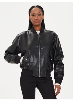 Calvin Klein Jeans Kurtka z imitacji skóry J20J223546 Czarny Regular Fit ze sklepu MODIVO w kategorii Kurtki damskie - zdjęcie 181198643