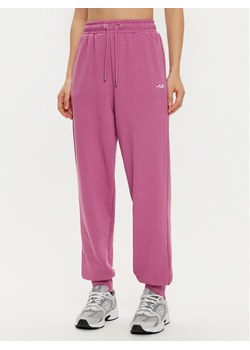Fila Spodnie dresowe Buetzow FAW0701 Różowy Regular Fit - id: 0000304654480 - marki Fila - 181200783 Fila Spodnie dresowe Buetzow FAW0701 Różowy Regular Fit ze sklepu MODIVO w kategorii Spodnie damskie - zdjęcie 181200783