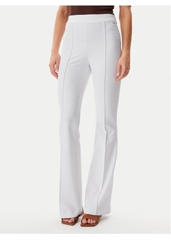 Guess Spodnie materiałowe W4YB01KCBO2 Biały Slim Fit ze sklepu MODIVO w kategorii Spodnie damskie - zdjęcie 181200821