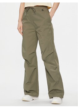 Calvin Klein Jeans Spodnie materiałowe Parachute Pant J20J222609 Khaki Regular Fit ze sklepu MODIVO w kategorii Spodnie damskie - zdjęcie 181201031