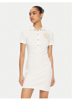 Versace Jeans Couture Sukienka codzienna 78HAOT01 Biały Regular Fit ze sklepu MODIVO w kategorii Sukienki - zdjęcie 181201262