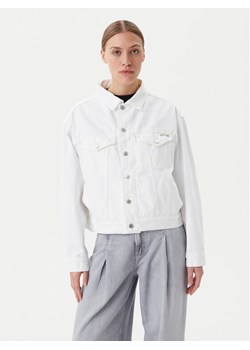 Calvin Klein Jeans Kurtka jeansowa J20J225181 Biały Boxy Fit ze sklepu MODIVO w kategorii Kurtki damskie - zdjęcie 181201354