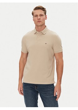 Tommy Hilfiger Polo 1985 MW0MW17770 Beżowy Regular Fit ze sklepu MODIVO w kategorii T-shirty męskie - zdjęcie 181201493