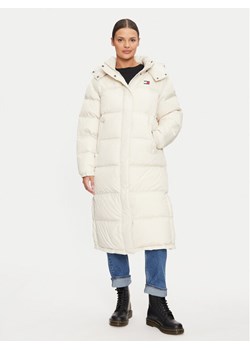 Tommy Jeans Kurtka puchowa Alaska DW0DW18860 Beżowy Regular Fit ze sklepu MODIVO w kategorii Kurtki damskie - zdjęcie 181201561
