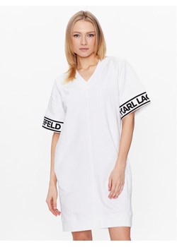 KARL LAGERFELD Sukienka codzienna Logo 225W1356 Biały Relaxed Fit ze sklepu MODIVO w kategorii Sukienki - zdjęcie 181202594