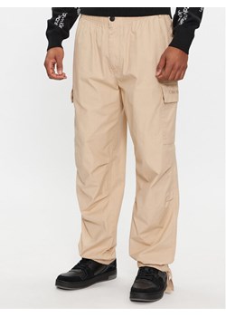 Calvin Klein Jeans Spodnie cargo Essential Regular Cargo Pant J30J324692 Beżowy Regular Fit ze sklepu MODIVO w kategorii Spodnie męskie - zdjęcie 181202692