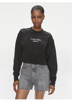 Calvin Klein Jeans Bluza Stacked Institutional J20J221466 Czarny Regular Fit ze sklepu MODIVO w kategorii Bluzy damskie - zdjęcie 181202820