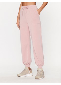 EA7 Emporio Armani Spodnie dresowe 6RTP54 TJDCZ 1418 Różowy Regular Fit ze sklepu MODIVO w kategorii Spodnie damskie - zdjęcie 181203250