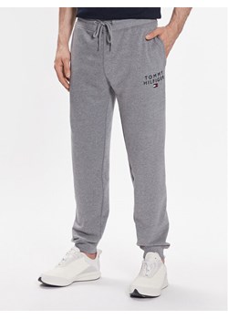 Tommy Hilfiger Spodnie dresowe UM0UM02880 Szary Regular Fit ze sklepu MODIVO w kategorii Spodnie męskie - zdjęcie 181203492