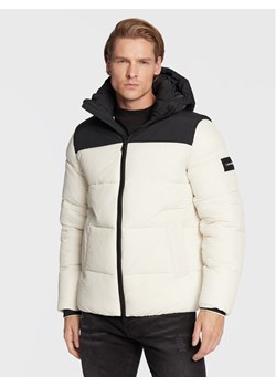 Calvin Klein Kurtka zimowa Crinkle Color Block K10K110337 Écru Regular Fit ze sklepu MODIVO w kategorii Kurtki męskie - zdjęcie 181203633