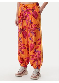 adidas Spodnie dresowe FARM Premium JD6301 Pomarańczowy Loose Fit ze sklepu MODIVO w kategorii Spodnie damskie - zdjęcie 181203732