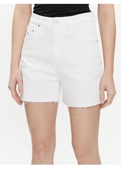Tommy Jeans Szorty jeansowe DW0DW17636 Biały Mom Fit ze sklepu MODIVO w kategorii Szorty - zdjęcie 181204242