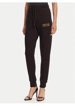 Versace Jeans Couture Spodnie dresowe 78HAAT06 Czarny Regular Fit - id: 0000305215666 - marki Versace Jeans - 181204770 Versace Jeans Couture Spodnie dresowe 78HAAT06 Czarny Regular Fit ze sklepu MODIVO w kategorii Spodnie damskie - zdjęcie 181204770