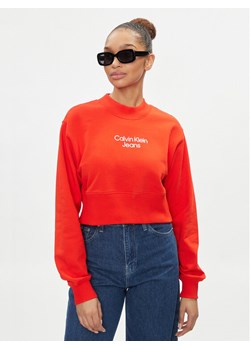 Calvin Klein Jeans Bluza Stacked Institutional J20J221466 Czerwony Regular Fit ze sklepu MODIVO w kategorii Bluzy damskie - zdjęcie 181205364
