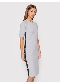 DKNY Sport Sukienka codzienna DP1D4250 Szary Regular Fit ze sklepu MODIVO w kategorii Sukienki - zdjęcie 181205590