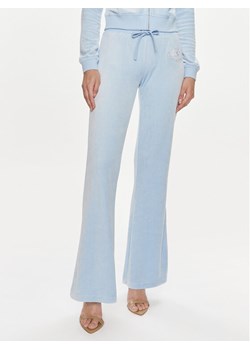 Juicy Couture Spodnie dresowe Heritage Dog JCBBJ223814 Błękitny Slim Fit ze sklepu MODIVO w kategorii Spodnie damskie - zdjęcie 181205940