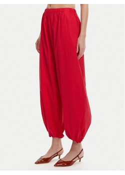 PINKO Spodnie materiałowe 105210 A2LD Czerwony Relaxed Fit ze sklepu MODIVO w kategorii Spodnie damskie - zdjęcie 181206010