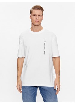 Calvin Klein Jeans T-Shirt J30J323995 Biały Relaxed Fit ze sklepu MODIVO w kategorii T-shirty męskie - zdjęcie 181206361