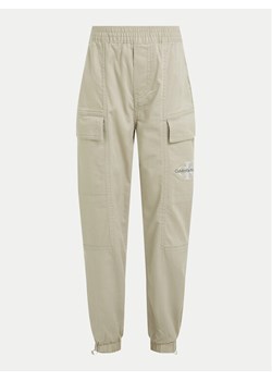 Calvin Klein Jeans Joggery Essential IB0IB02270 Beżowy Regular Fit ze sklepu MODIVO w kategorii Spodnie dziewczęce - zdjęcie 181206500