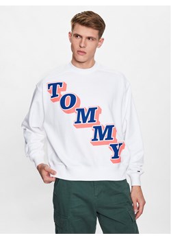 Tommy Jeans Bluza Boxy College DM0DM16379 Biały Boxy Fit ze sklepu MODIVO w kategorii Bluzy męskie - zdjęcie 181206643