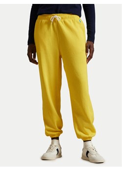 Polo Ralph Lauren Spodnie dresowe 211935585014 Żółty Regular Fit ze sklepu MODIVO w kategorii Spodnie damskie - zdjęcie 181207601