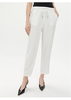 ONLY Spodnie materiałowe Caro Poptrash 15278710 Biały Comfort Fit ze sklepu MODIVO w kategorii Spodnie damskie - zdjęcie 181207780