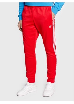 adidas Spodnie dresowe adicolor Classics Primeblue HF2134 Czerwony Slim Fit ze sklepu MODIVO w kategorii Spodnie męskie - zdjęcie 181212934
