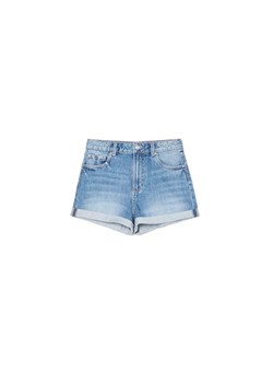 Cropp - Jeansowe szorty mom z podwiniętymi nogawkami - niebieski ze sklepu Cropp w kategorii Szorty - zdjęcie 181213392