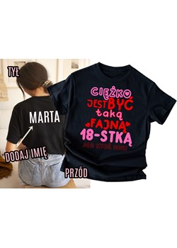 Koszulka na 18 urodziny z imieniem - CIĘŻKO BYĆ TAKĄ FAJNĄ 18-STKĄ ALE KTOŚ MUSI ze sklepu Time For Fashion w kategorii Bluzki damskie - zdjęcie 181213551