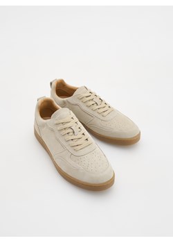 Reserved - Zamszowe sneakersy - beżowy ze sklepu Reserved w kategorii Buty sportowe męskie - zdjęcie 181224961