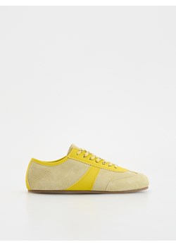 Reserved - Zamszowe sneakersy - jasnożółty ze sklepu Reserved w kategorii Buty sportowe damskie - zdjęcie 181225024