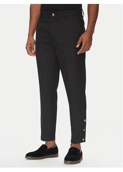 Versace Jeans Couture Chinosy 78GAA115 Czarny Loose Fit ze sklepu MODIVO w kategorii Spodnie męskie - zdjęcie 181227083