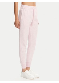 Under Armour Spodnie dresowe Ua Rival Fleece Jogger 1379438 Różowy Loose Fit ze sklepu MODIVO w kategorii Spodnie damskie - zdjęcie 181227261