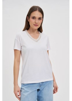 T-shirt z ozdobnym dekoltem biały ze sklepu Moodo.pl w kategorii Bluzki damskie - zdjęcie 181235594