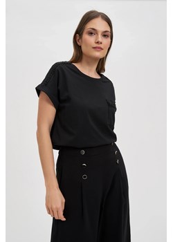 Bawełniany t-shirt ozdobiony koralikami czarny ze sklepu Moodo.pl w kategorii Bluzki damskie - zdjęcie 181235613