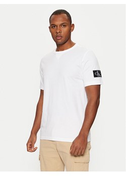 Calvin Klein Jeans T-Shirt J30J323484 Biały Regular Fit ze sklepu MODIVO w kategorii T-shirty męskie - zdjęcie 181238252