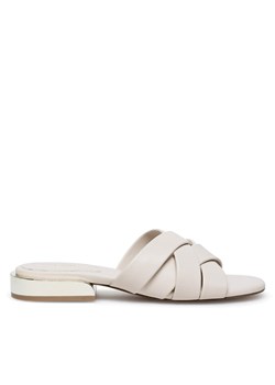 Klapki Nine West JF2220-1 Beżowy ze sklepu eobuwie.pl w kategorii Klapki damskie - zdjęcie 181255833