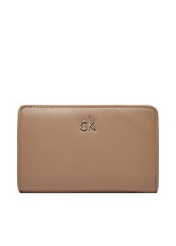 Duży Portfel Damski Calvin Klein Ck Daily Medium Bifold_Pbl K60K613075 Beżowy ze sklepu eobuwie.pl w kategorii Portfele damskie - zdjęcie 181260653