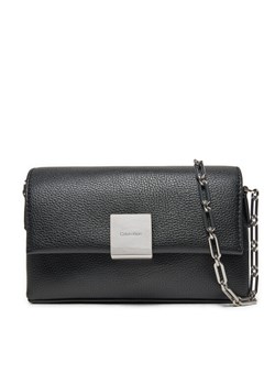 Torebka Calvin Klein Ck Plaque Sm Crossbody W/Chain K60K612785 Czarny ze sklepu eobuwie.pl w kategorii Listonoszki - zdjęcie 181268393