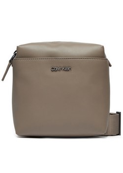 Saszetka Calvin Klein Clean Essential Cube Reporter K50K512183 Beżowy ze sklepu eobuwie.pl w kategorii Saszetki - zdjęcie 181271580