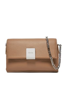 Torebka Calvin Klein Ck Plaque Sm Crossbody W/Chain K60K612785 Brązowy ze sklepu eobuwie.pl w kategorii Listonoszki - zdjęcie 181271781
