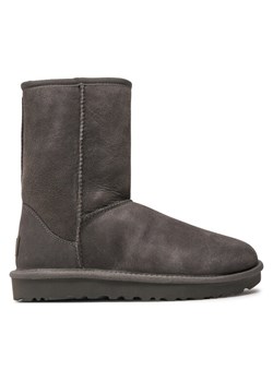 Śniegowce Ugg W Classic Short II 1016223 Szary ze sklepu eobuwie.pl w kategorii Śniegowce damskie - zdjęcie 181274334