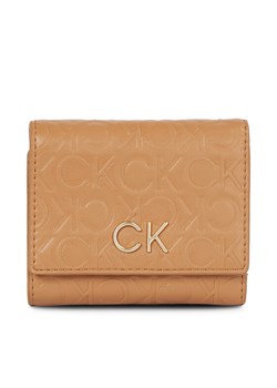 Portfel damski Calvin Klein Re-Lock Trifold Xs Emb K60K611321 Brązowy ze sklepu eobuwie.pl w kategorii Portfele damskie - zdjęcie 181288991