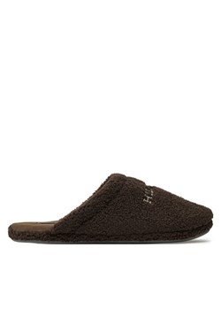 Kapcie Tommy Hilfiger Warm Curly House Shoe FM0FM05226 Brązowy ze sklepu eobuwie.pl w kategorii Kapcie męskie - zdjęcie 181295441