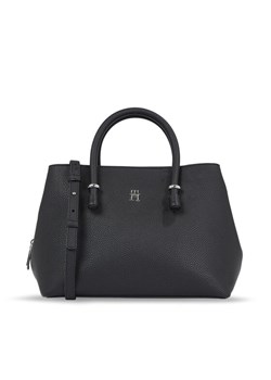 Torebka Tommy Hilfiger Th Emblem Satchel AW0AW15224 Czarny ze sklepu eobuwie.pl w kategorii Kuferki - zdjęcie 181301001