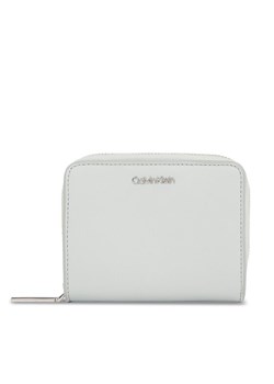 Mały Portfel Damski Calvin Klein Ck Must K60K611937 Szary ze sklepu eobuwie.pl w kategorii Portfele damskie - zdjęcie 181314572
