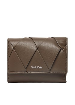 Portfel damski Calvin Klein Ck Woven Small Trifold K60K612953 Khaki ze sklepu eobuwie.pl w kategorii Portfele damskie - zdjęcie 181324033