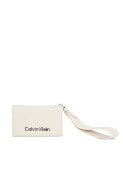 Mały Portfel Damski Calvin Klein Gracie K60K611689 Beżowy ze sklepu eobuwie.pl w kategorii Portfele damskie - zdjęcie 181335813